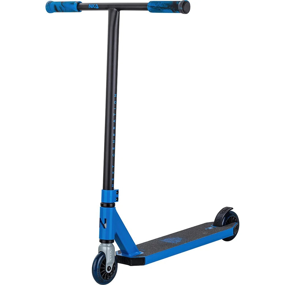 NKD Next Generation 2025 V2 Stuntstep 82cm / 79.5 cm Blauw Zwart