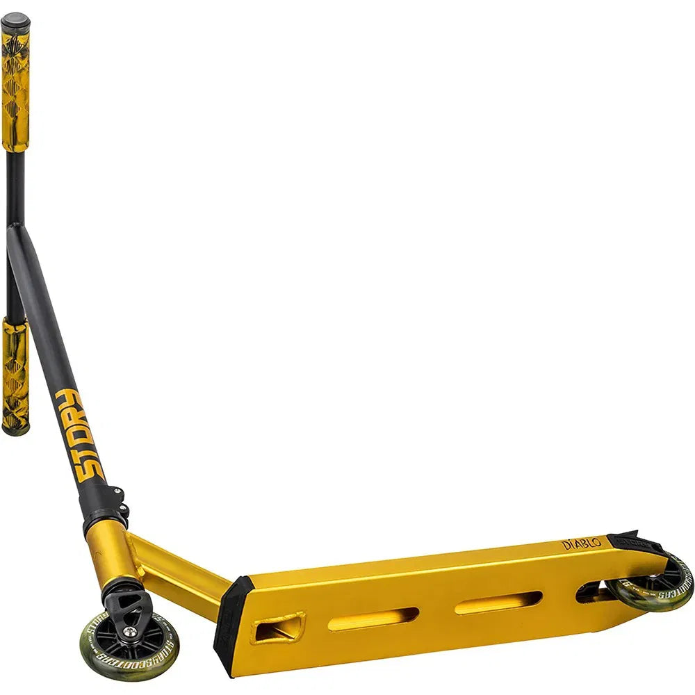 Story / NKD Diablo 2025 V2 Stuntstep Goud Zwart 78.5cm